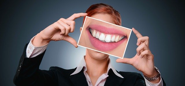 Zobni kamen povzroča nastanek parodontalne bolezni