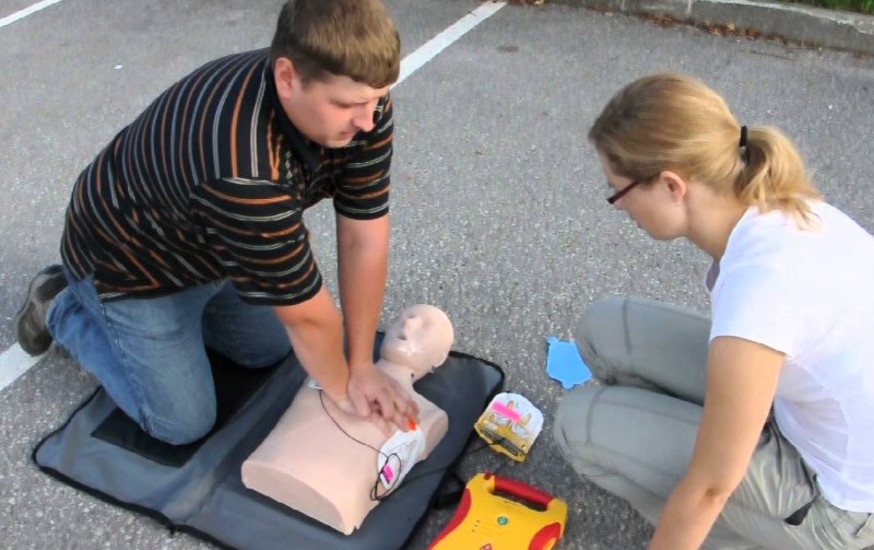 AED Defibtech Lifeline – izjemno učinkovit avtomatski zunanji defibrilator