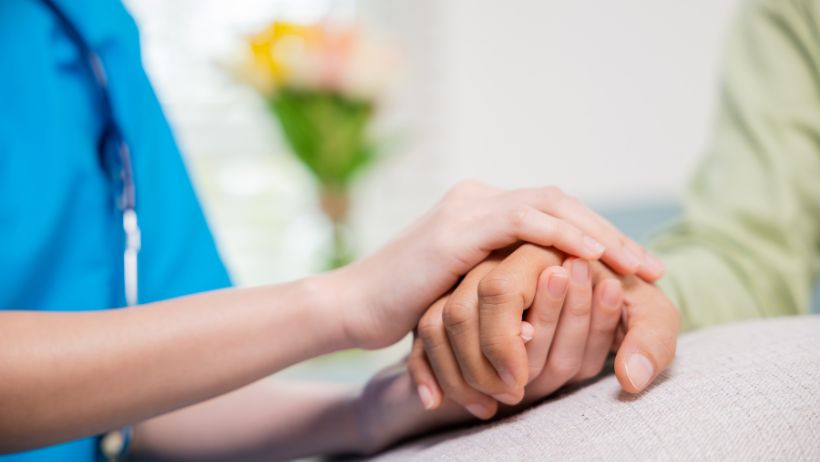 Ko se združita sočutje in empatija: Bolničar negovalec je srčni utrip zdravstvene nege